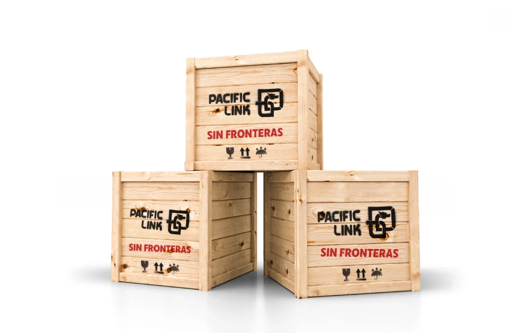 Identidad corporativa Pacific Link aplicada a embalajes y cajas de madera para logística.
