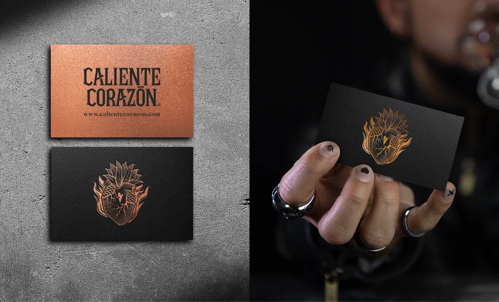 Diseño de tarjetas de presentación Caliente Corazón en negro y cobre, con logotipo tipográfico y símbolo de corazón ilustrado.