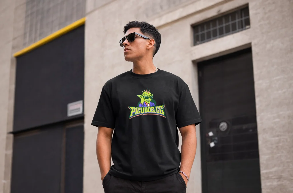 Mockup de playera negra con logotipo y personaje de Picudos.gg.